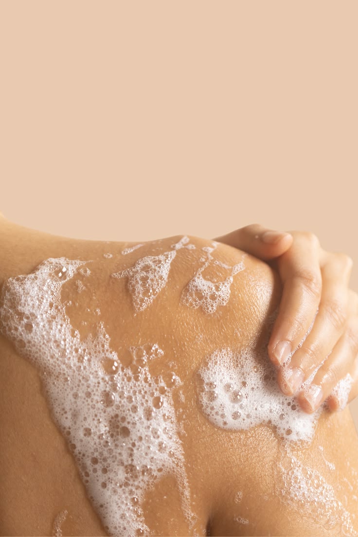 Espuma de sabonete líquido nas mãos